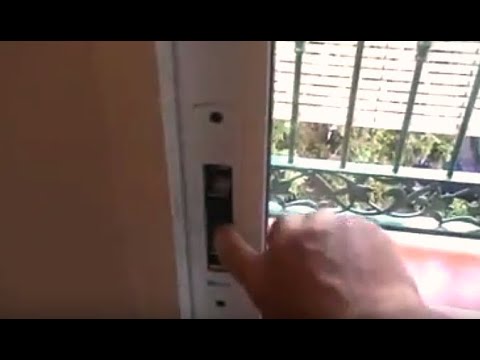 ¿Cómo destrabar una puerta corredera?